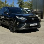 Toyota RAV4 (Черный) 2 л.