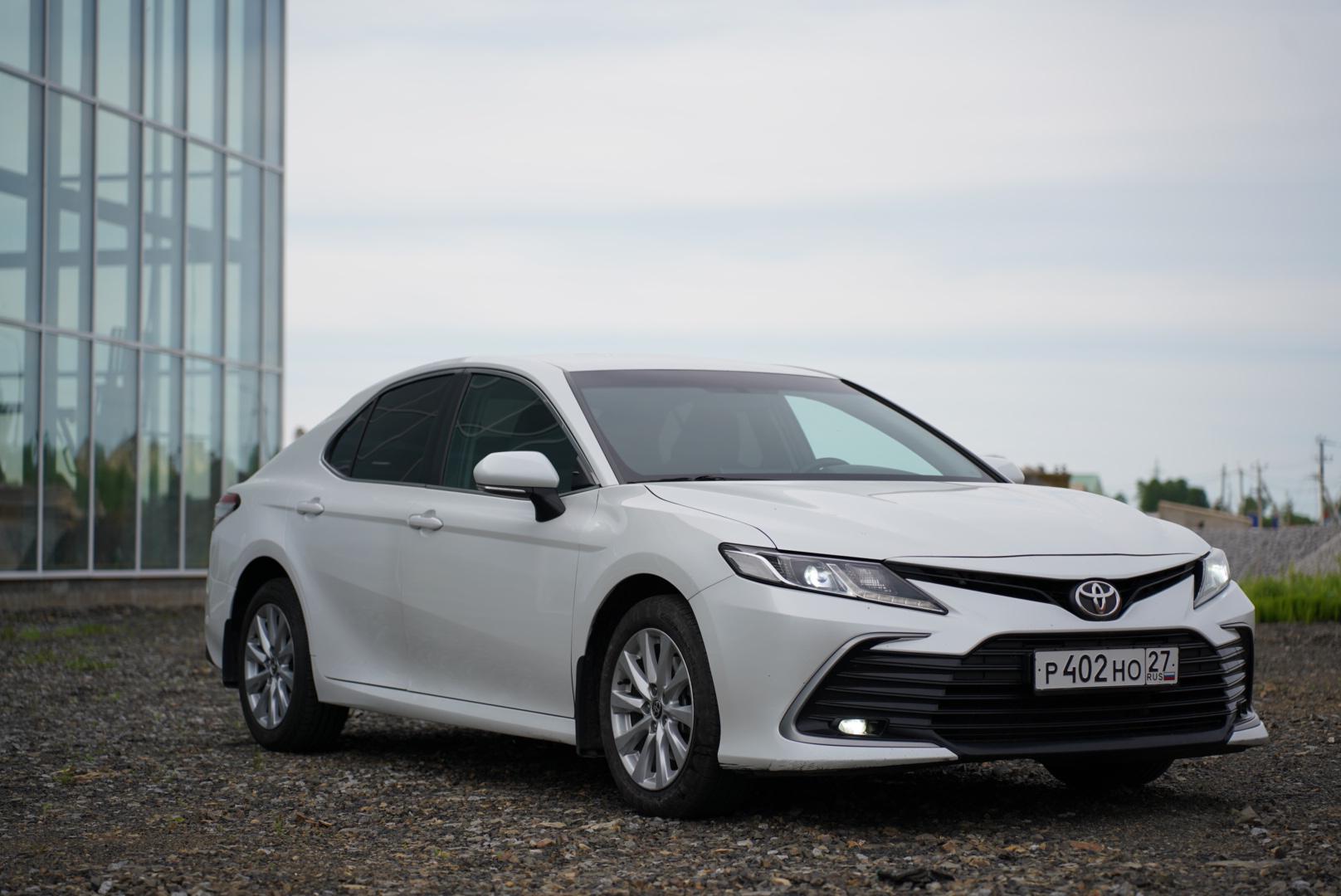 Toyota Camry (Белый) 2 л.