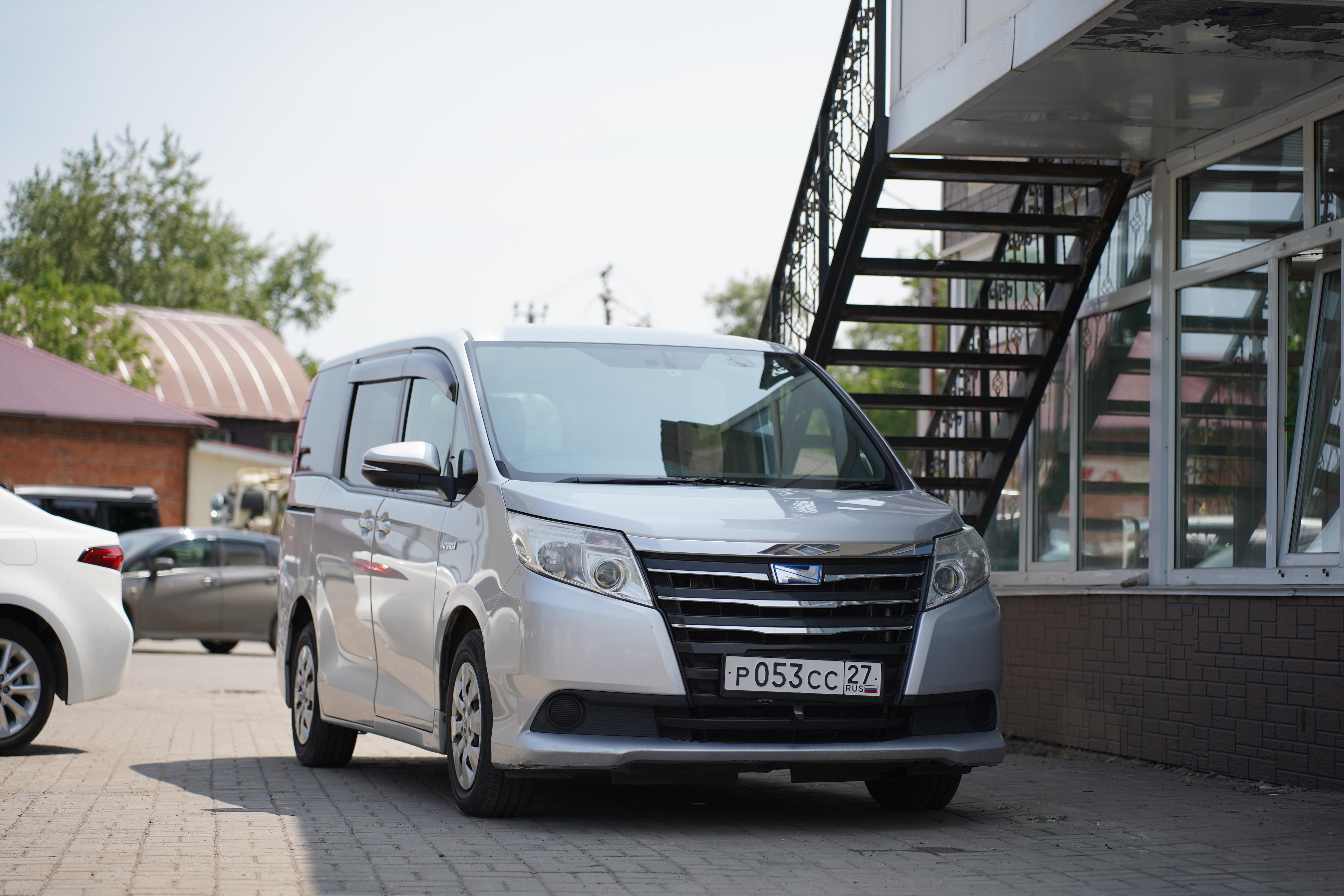 Toyota Noah Hybrid